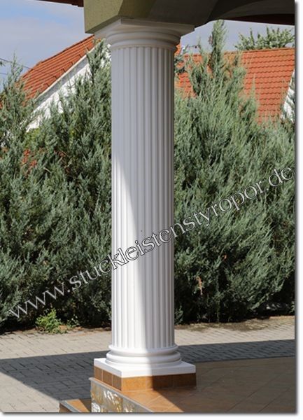 Kannelierte Säule im Außenbereich, dorisches Kapitell und dorischer Säulenfuß mit Sockel