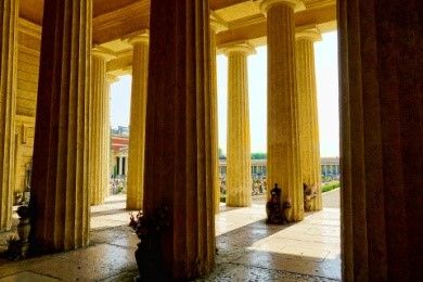 Kannelierte Säulen und dorische Säulenkapitelle