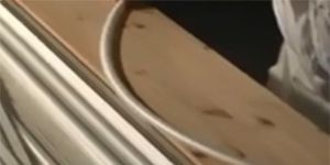 Mit einem Cuttermesser in Streifen geschnittene Stuckleiste Berlin 99