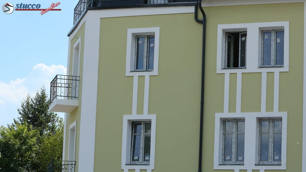 Moderne gestaltete Fassade mit einem raffiniert eingesetzten Stuckprofil
