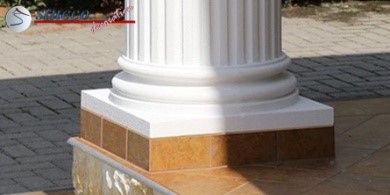 Säulenfuss OFK-2K 130/250 mit Beschichtung, quadratischem Abakus und gefliestem Säulensockel