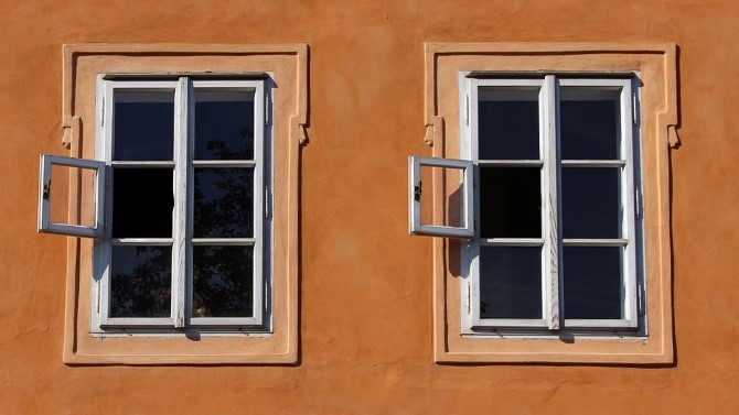 Fenster mit Zierleisten und ohne Fensterbank