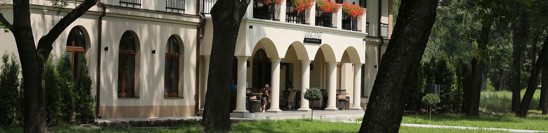 Abwechslungsreiche Fassadengestaltung mit Säulenverkleidung