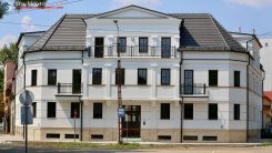 Gliederung der Fassade mit beschichteten Gesimsprofilen aus Styropor Gliederung der Fassade mit beschichteten Gesimsprofilen aus Styropor