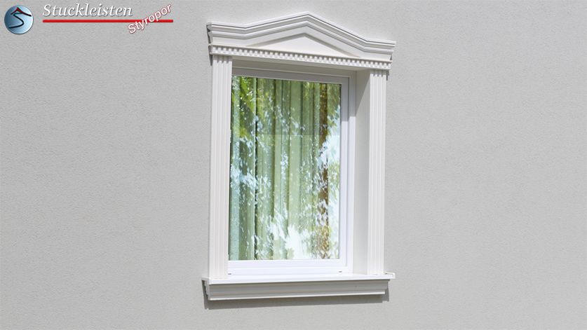 Fensterumrandung mit Fenstergiebel Fensterumrandung mit Fenstergiebel