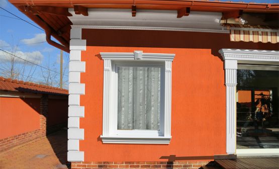 Fensterumrandung mit Fassadenprofilen