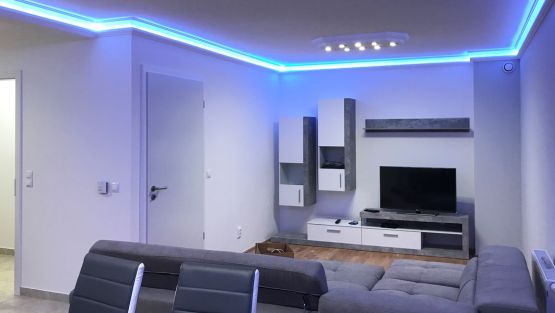 Modernes Wohnzimmer und Esszimmer mit LED Stuck