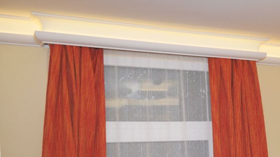Stuckleiste für indirekte Beleuchtung als Vorhangleiste im Wohnzimmer