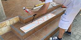 Kleber auf das Laibungsprofil auftragen