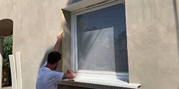 Abstand zwischen Fenstersturz und Fensterbank abmessen