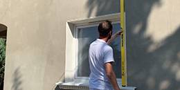 Ausrichtung der seitlichen Laibungsprofile überprüfen