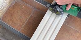 seitliche Zierleiste mit Diamanttrennscheibe zuschneiden