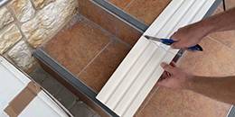 den Styroporkern mit einem Cuttermesser abtrennen