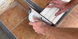 Schnittkante an der Zierleiste glatt schleifen