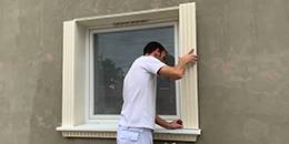 seitliche Zierleiste an die Fassade kleben