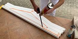 Kleber auf das Fenstergiebel auftragen