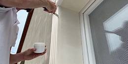 unverdünnte Beschichtungssmasse mit einem Spachtel auftragen