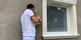 Fuge zwischen Fassade und Zierleiste auffüllen