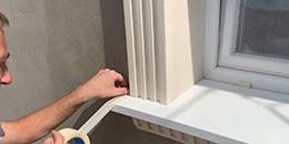 Fensterbank und Fensterrahmen mit Kreppband abkleben