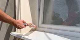 Fugen zwsichen Laibugnsprofil und Fensterrahmen auffüllen