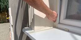 überschüssige Acryl Dichtmasse entfernen