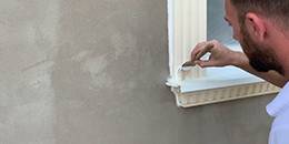 Styropor Fassadenprofile mit dem Pinsel streichen