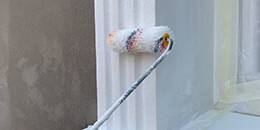 Styropor Zierleisten mit der Malerrolle streichen