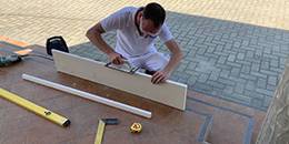 Schnittkante am Laibungsprofil glatt schleifen