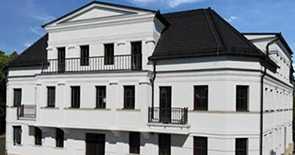 Stoßfeste Fassadenprofile zur Fensterumrandung und für Gesimse