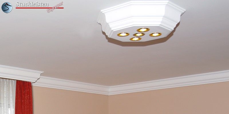 Einheitlicher Stil bei umlaufender Zierleiste und Stuckleuchte mit LED Spots in goldenen Einbaurahmen Einheitlicher Stil bei umlaufender Zierleiste und Stuckleuchte mit LED Spots in goldenen Einbaurahmen