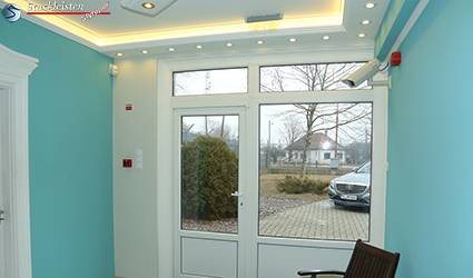 Eingangsbereich mit in Styroporleisten eingebauten LED Beleuchtung