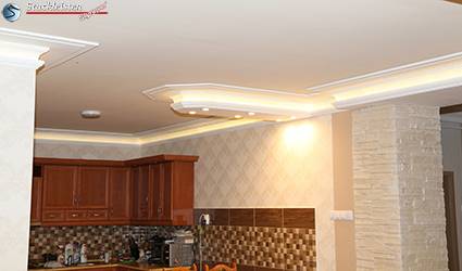 Küche mit Styroporleisten für direkte Beleuchtung und indirektes licht