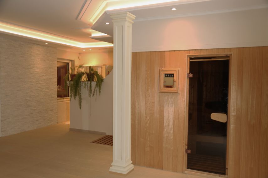 Stuckverzierung für quadratische Säulen