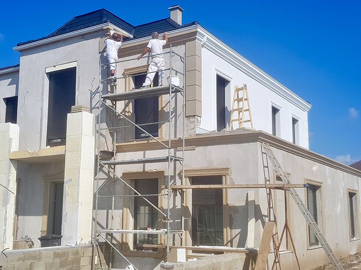 Fassadenarbeiten am Neubau-Einfamilienhaus mit Styropor Aussenstuck