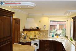 Modernes Wohnidee mit LED Stuckleisten in einer Landhausküche