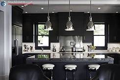 Eine moderne schwarze Küche oder eine elegante weiße Küche